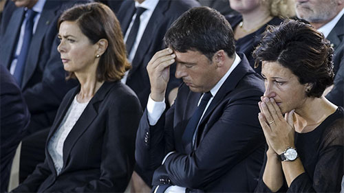 El primer ministro italiano Matteo Renzi durante el funeral Italia rinde tributo a víctimas del terremoto